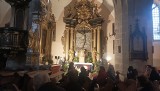 Liturgia Wielkiego Piątku w Skalbmierzu – w refleksji i zadumie. To wyjątkowe nabożeństwo miało w kolegiacie piękną oprawę