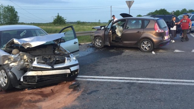 W piątkowy wieczór w Podchojnach doszło do wypadku, w którym ranne zostały dwie osoby