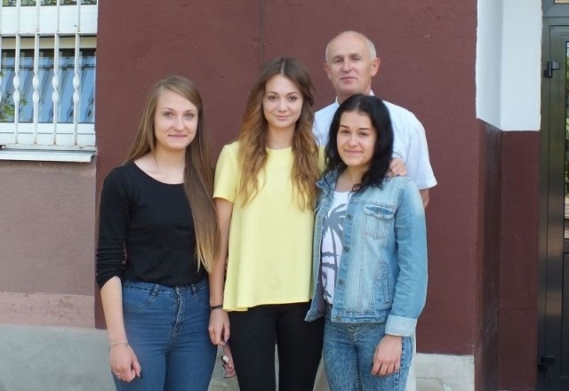 Dziewczyny z II Liceum Ogólnokształcącego: Aleksandra Libera, Natalia Góra i Weronika Sałata z zastępcą dyrektora szkoły Norbertem Kutyłą.