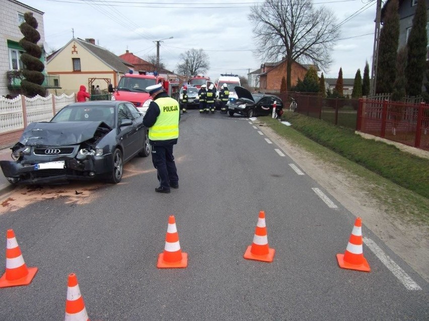 Wypadek pod Zwoleniem. Zderzenie dwóch samochodów w Tczowie 
