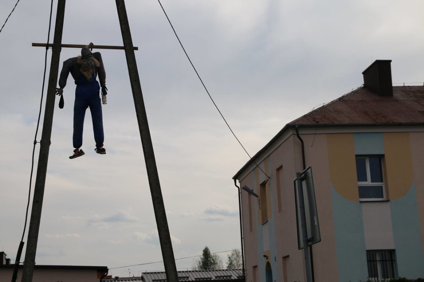 Kukła zawieszona w Tarnogórze w gm. Nowa Sarzyna.