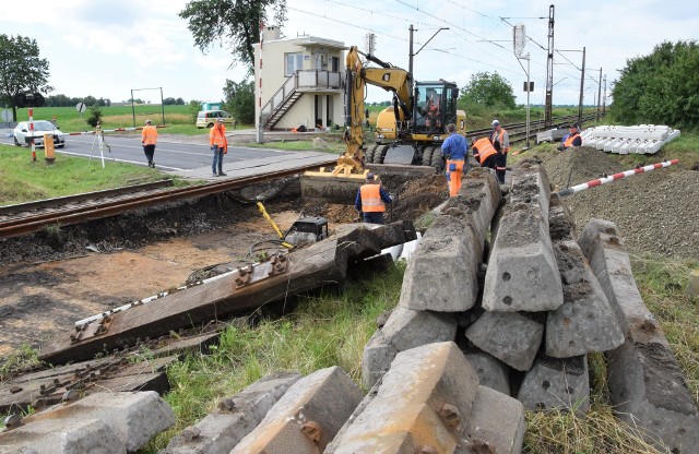 Rozpoczął się remont przejazdu kolejowego w Cieślinie