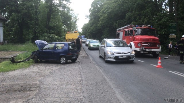 32-letni motocyklista jadący hondą został odwieziony do szpitala po zderzeniu z fiatem seicento w Prószkowie.