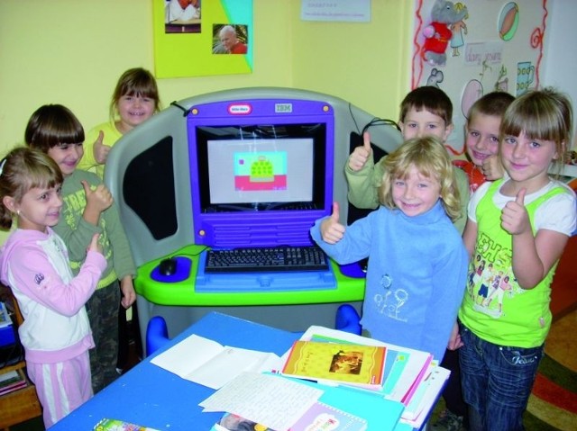 Zerówkowicze z SP w Borkowie przy otrzymanym komputerze KidSmart