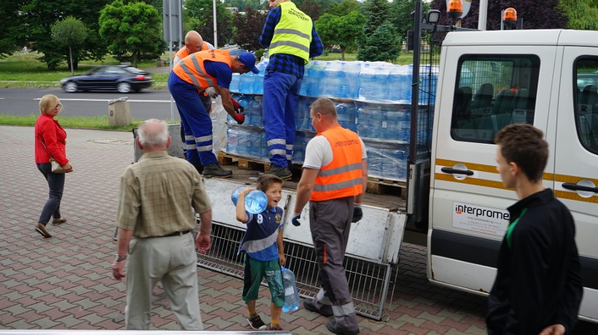 W mieście rotacyjnie jeżdżą beczkowozy, które dostarczają...