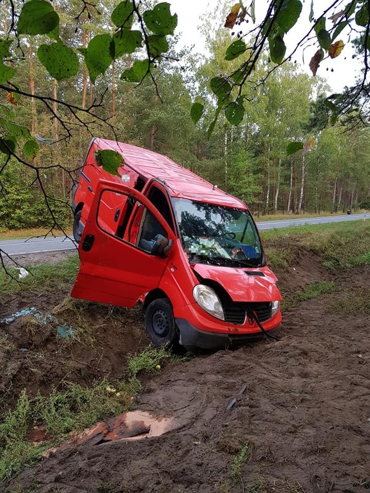 Wypadek na granicy województw mazowieckiego i warmińsko-mazurskiego. Bus dachował