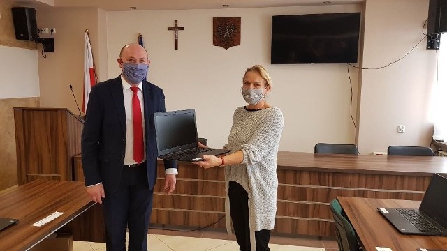 22 laptopy trafiły do placówek w gminie Wodzisław w ramach projektu "Zdalna Szkoła+"