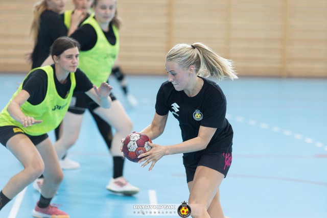 W sobotę w Suzuki Koronie Handball Kielce zadebiutuje Islandka Agnes Sigurdardottir (na zdjęciu z piłką)