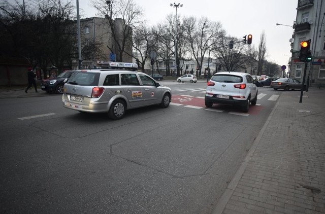 Przed niektórymi skrzyżowaniami pętle indukcyjne są widoczne.