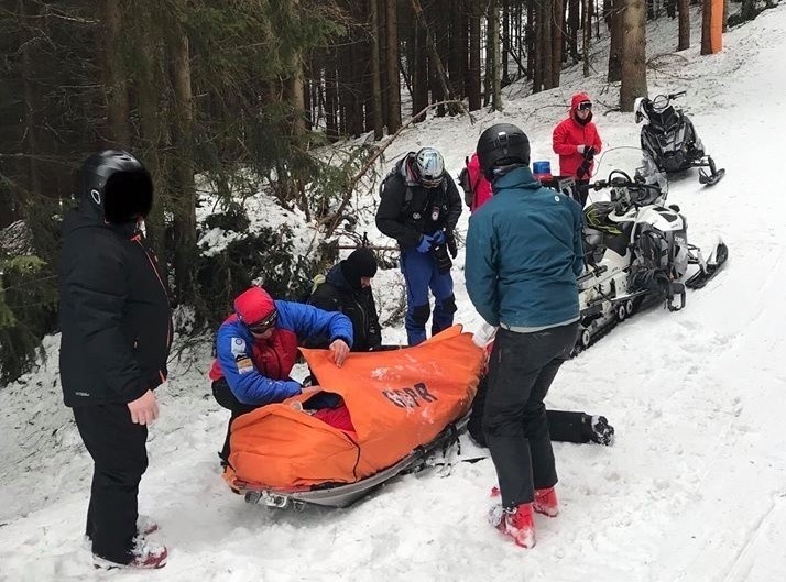 Groźny wypadek narciarza na Pilsku i dramatyczna akcja ratunkowa. Helikopter nie mógł wylądować, więc lekarz dokonał desantu 