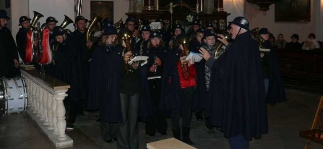 Orkiestra z Dzwono-Sierbowic z parafii Najświętszego Serca Jezusa w Dzwono-Sierbowicach (gmina Pilica) zagrała w Pińczowie w 28-osobowym składzie. W zespole jest sporo dziewcząt, a mundury czynią orkiestrę bardzo reprezentacyjną.