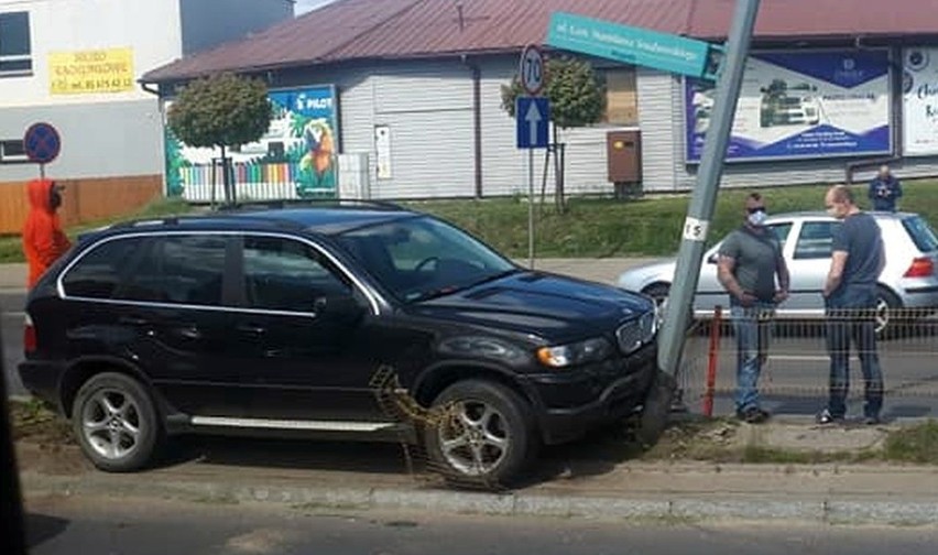 Białystok: Kolizja na obwodówce. Terenowe BMW wjechało w słup (zdjęcia)