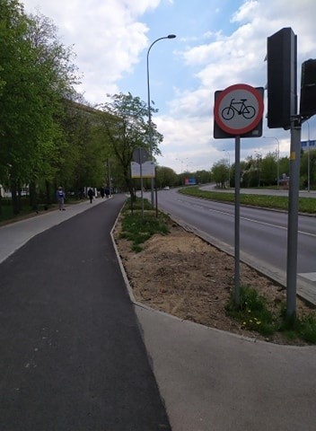 Budowana właśnie ścieżka rowerowa przy al. Solidarności. A obok niej znak... zakaz wjazdu rowerów.