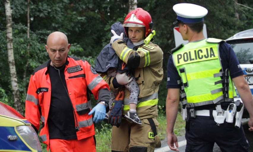 Przejmujące zdjęcie z wypadku w Stalowej Woli obiegło Polskę. Rozdziera serce, wyraża więcej niż słowa