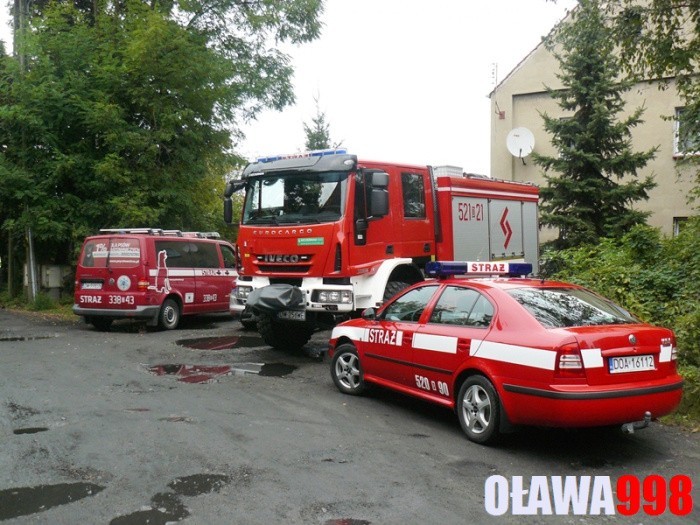 W Oławie zawalił się dach. Strażacy z psem i kamerą termowizyjną w akcji (ZDJĘCIA)