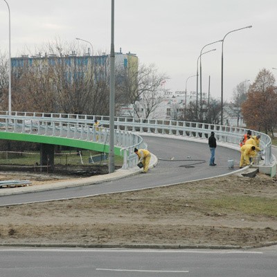 Robotnicy ułożyli asfalt na wyremontowanej estakadzie zjazdowej. Dziś będą już tu jeździć samochody.