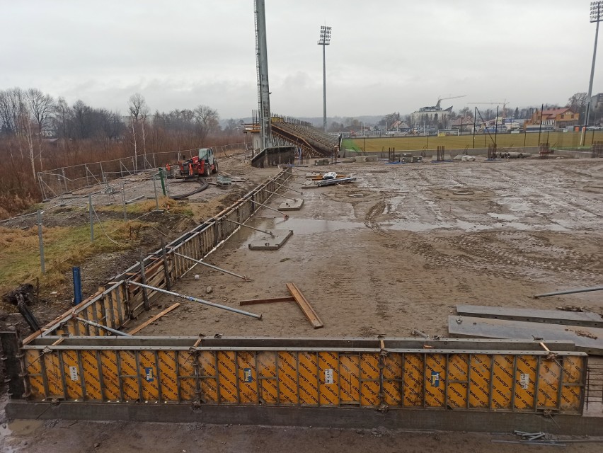 Stadion Sandecji Nowy Sącz coraz większy [ZDJĘCIA]