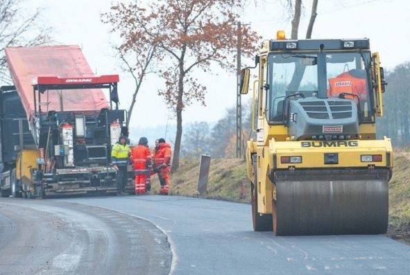 Nowy asfalt do końca roku pojawi się na całej trasie Karwice-Darłowo. Dziury zostaną jeszcze przy samymwjeździe do Darłowa.