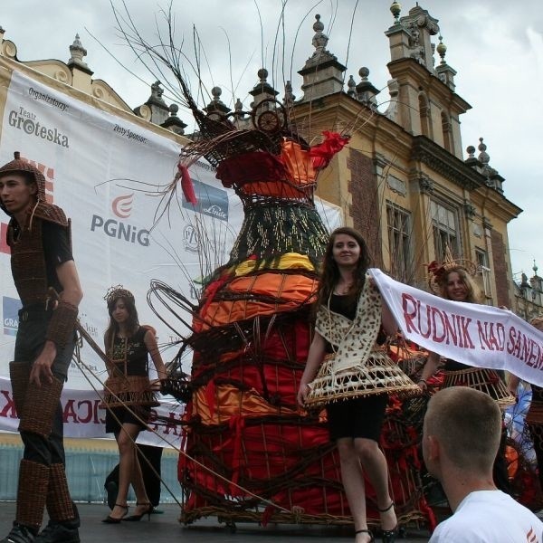 Smok z wikliny zajął pierwsze miejsce w paradzie smoków na krakowskim dziecińcu.