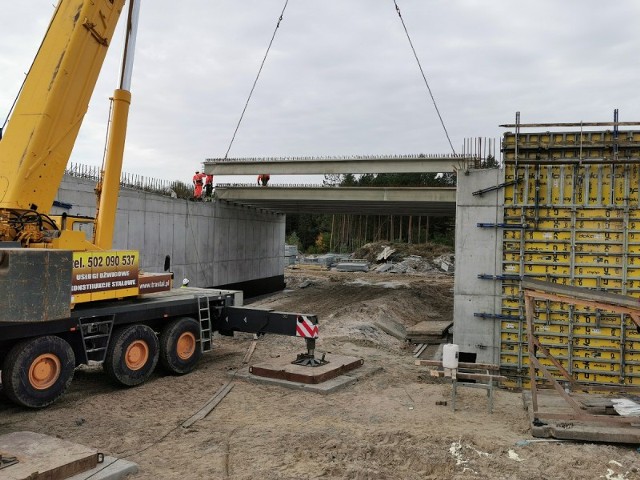 Jak informuje Generalna Dyrekcja Dróg Krajowych i Autostrad, prace na placu budowy naszego odcinka drogi S19 postępują szybko i bez zakłóceń. Drogowcy miejscami układają już asfalt.