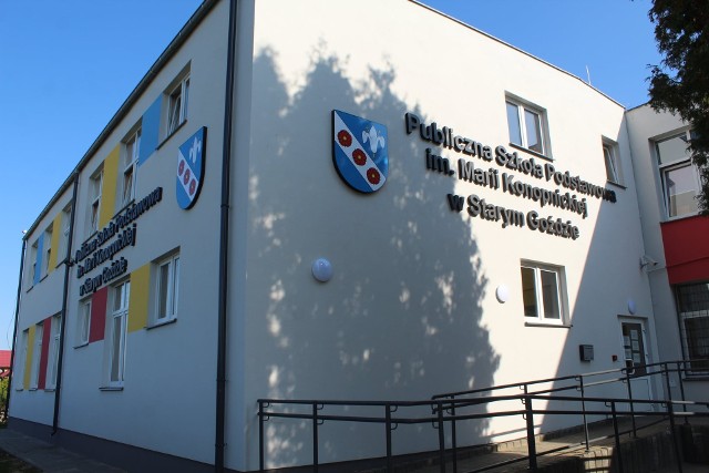 Szkoła podstawowa w Starym Goździe ma nową elewację, ściany zostały docieplone, wymieniono też okna.