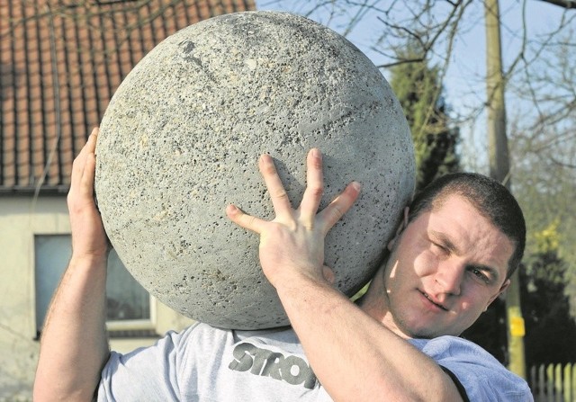 Mateusz Kieliszkowski ma 21 lat. Mistrz świata amatorów Strongman 2014. Mieszka w Chlebowie.