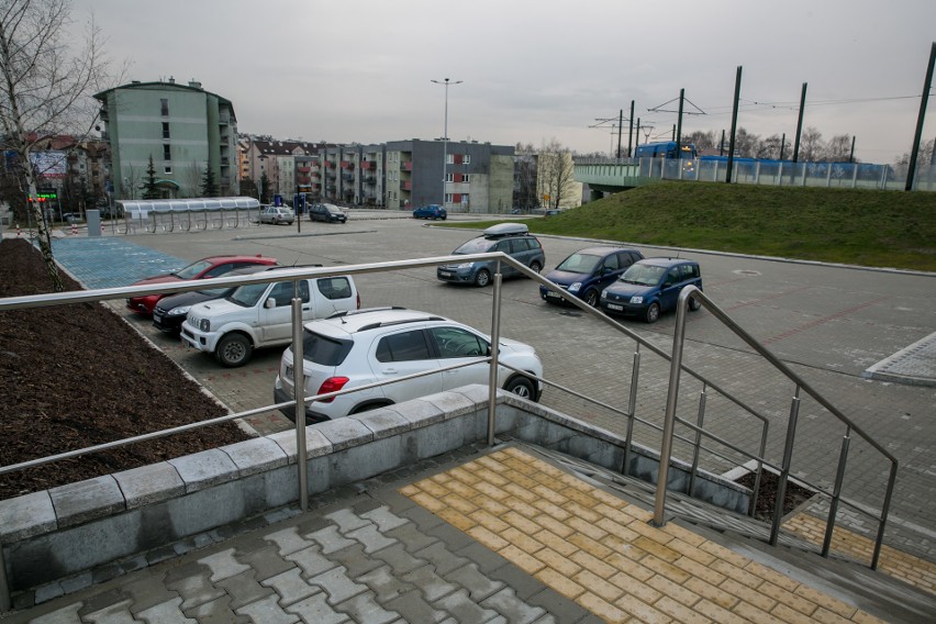 Parking park&ride w Kurdwanowie otwarto przed świętami. Na...