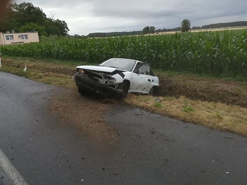 Opel astra koziołkował na poboczu w Studzieńcu.