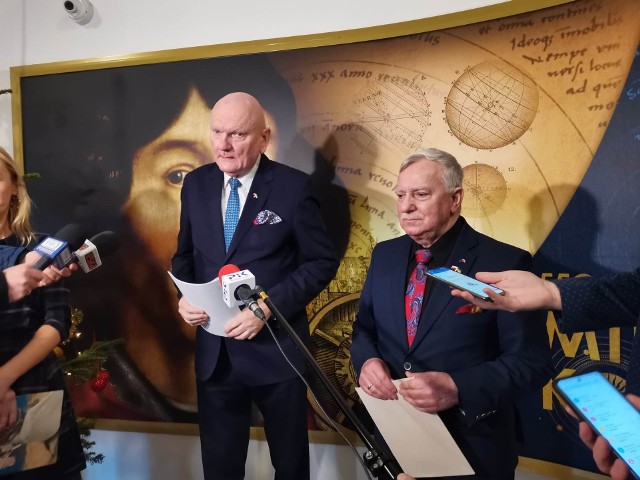 Prezydent Michał Zaleski i zastępca prezydenta Zbigniew Fiderewicz podczas pilnego briefengu prasowego w sprawie oferty spółki ProNatura.