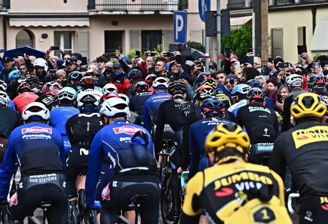 Peleton kolarzy wyrusza na 10. etap wyścigu kolarskiego Giro d'Italia 2023 na dystansie 196 km ze Scandiano do Viareggio