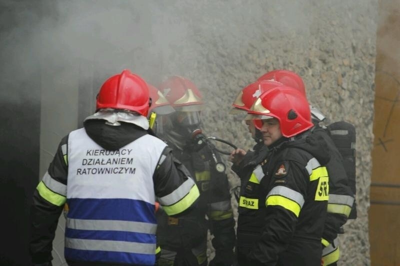 Pożar wybuchł w piwnicy salonu przy skrzyżowaniu ul....