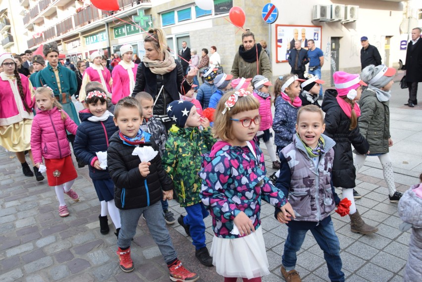 800 uczniów szkół średnich, podstawowych i przedszkolaków...