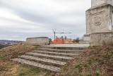 Kraków. Obudowa pomnika na Wzgórzu Kaim trwa w najlepsze. Powstają kolejne domy [ZDJĘCIA]