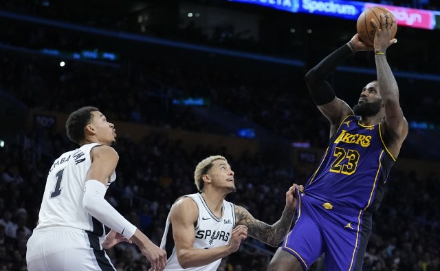 Szesnaście punktów Jeremy'ego Sochana przeciwko Los Angeles Lakers