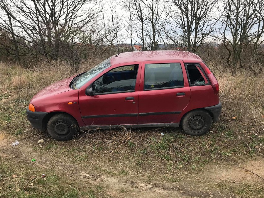 Porzucony samochód przy szpitalu na Unii Lubelskiej w...