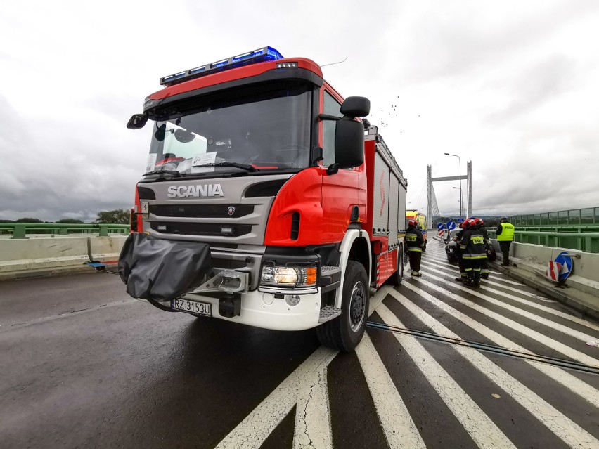 Kierująca audi rozbiła samochód na moście Brama Przemyska w Przemyślu. Inny kierowca zajechał jej wcześniej drogę [ZDJĘCIA]