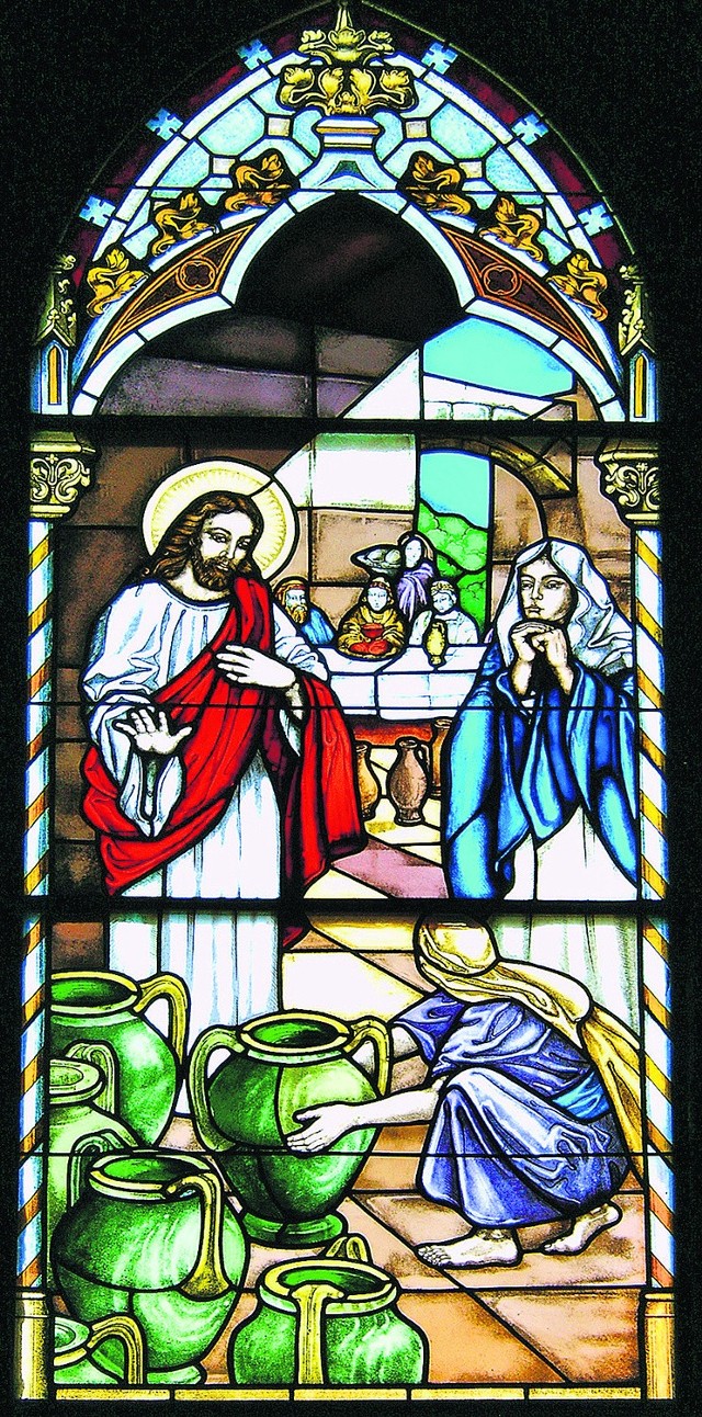 Chrystus przemieniający wodę w wino podczas wesela w Kanie Galilejskiej. Witraż z kościoła w Mielnie