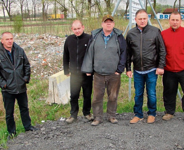 Marek Mazurek, Daniel Kowalski, Andrzej Kowalski, Jarosław Makowski i Krzysztof Skóra walczą o dojazd do pól