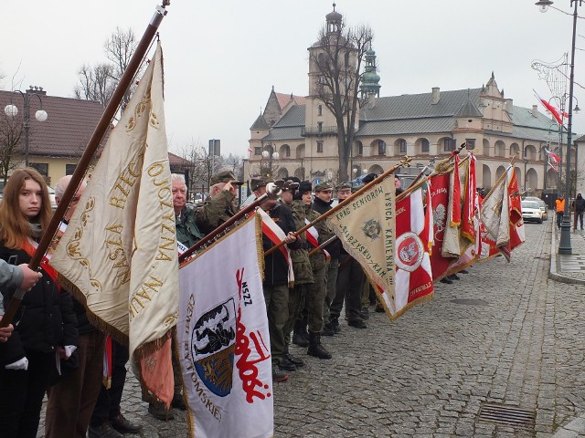 Poczty sztandarowe podczas uroczystości przy pomniku generała Mariana Langiewicza w Wąchocku