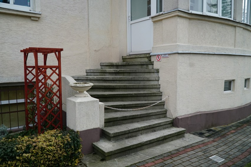 Po wypadku właściciele nieruchomości zabezpieczyli schody.