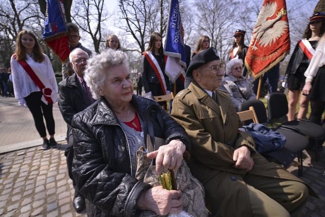 Dzisiaj (piątek, 13.04) na Cmentarzu Komunalnym w Słupsku obok Krzyża Katyńskiego odbyła się uroczystość związana z 78. rocznicą Zbrodni Katyńskiej. Uroczystość rozpoczęła się odśpiewaniem hymnu państwowego, potem zapalono Zniczy Pamięci pod Krzyżem Katyńskim, Krzyżem Wołyńskim oraz na mogile Pomordowanych Polskich Robotników Przymusowych. Był także specjalnie przygotowany program artystyczny przez młodzież z Zespołu Szkół Technicznych w Słupsku, modlitwa ekumeniczna w intencji Ojczyzny, Pomordowanych i Rodzin Katyńskich, Apel Pamięci, złożenie kwiatów i zniczy przez przybyłe delegacje. Zobacz zdjęcia.