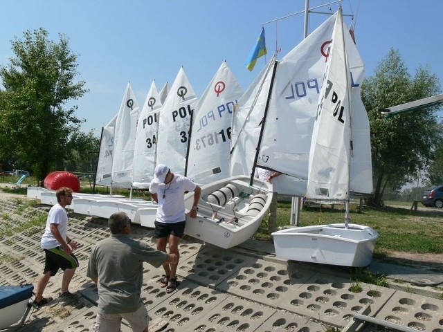 &#8211; Po symbolicznym przekazaniu łodzi przez przedstawicieli tarnobrzeskiego samorządu optymisty zostały zwodowane na Jezioro Tarnobrzeskie.
