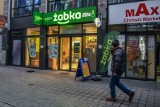 Żabka wprowadzi bezmięsne hot-dogi. Wegetariańskie fast foody coraz łatwiej dostępne. Orlen i Ikea już mają je w ofercie. Lotos testuje