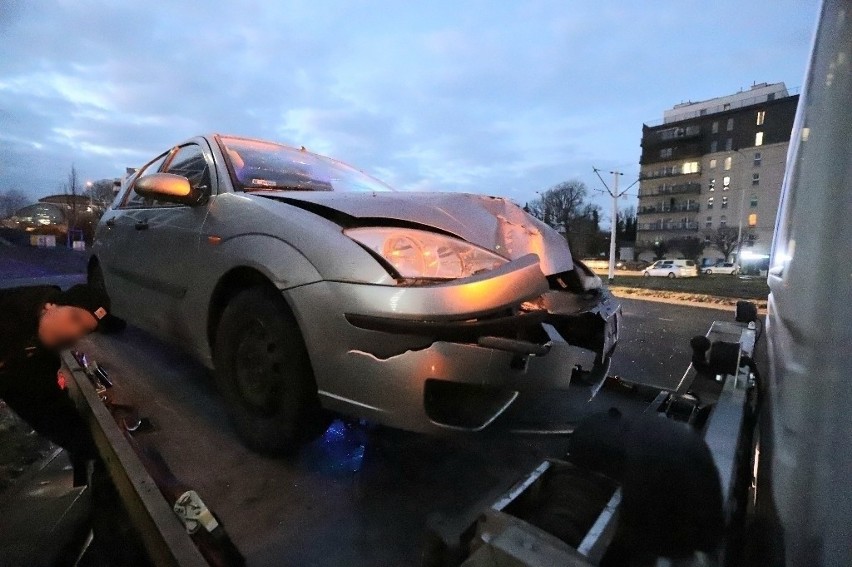 Wypadek na Legnickiej we Wrocławiu. Młody kierowca wjechał autem w latarnię [ZDJĘCIA]