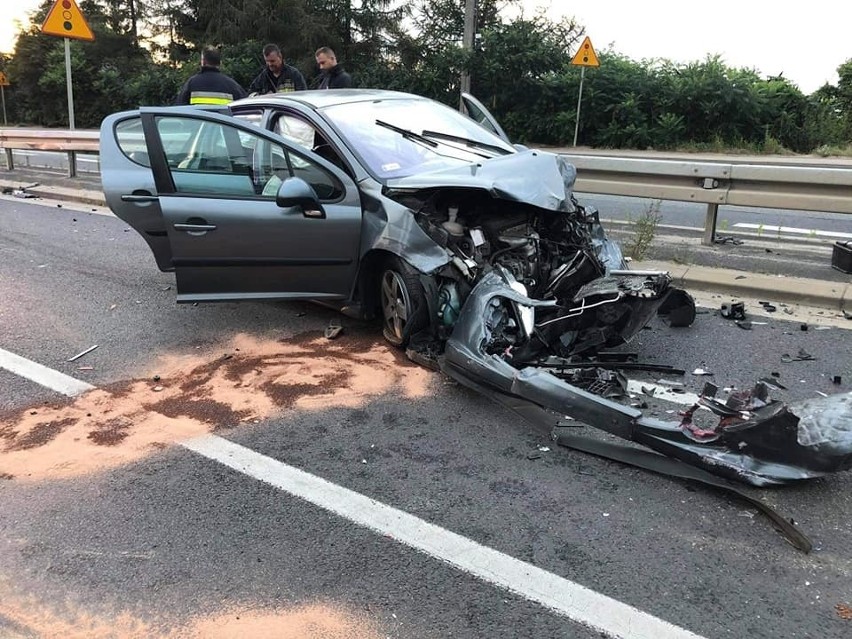 Groźny wypadek pod Wrocławiem. Tir staranował auto osobowe (ZDJĘCIA)