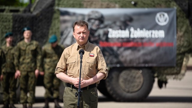 Wicepremier, minister obrony narodowej Mariusz Błaszczak poinformował, że podjął decyzję, aby żołnierze w określonych jednostkach wojsk lądowych dostawali dodatek służbowy 450 zł miesięcznie.