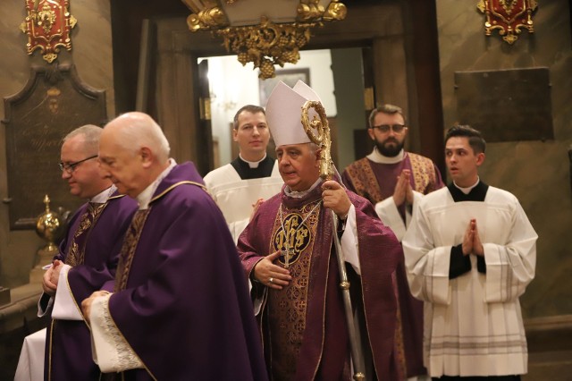 Biskup kielecki Jan Piotrowski w niedzielę w Bazylice Katedralnej przewodniczył mszy świętej na rozpoczęcie nowego roku liturgicznego i Adwentu.
