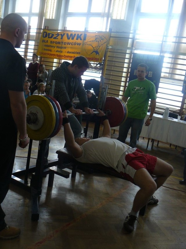 Na zdjęciu Paweł Piecyk z Zespołu Szkół Informatycznych podchodzi do udanej próby wyciśnięcia 155 kilogramów.