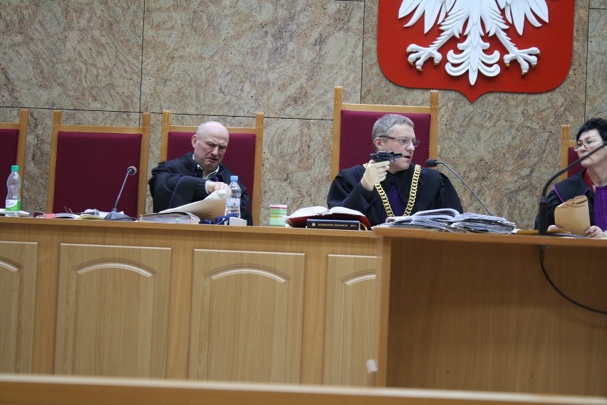 Sąd zajmuje się sprawą Marcina F. Sędzia trzyma atrapę broni