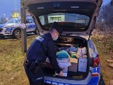 Ostrołęka. Policjanci włączyli się w akcję charytatywną skierowaną do seniorów z DPS Wrzos. 16.12.2021